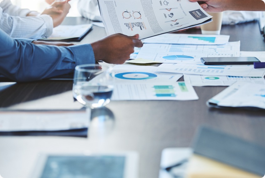 Análise de relatórios financeiros numa reunião de trabalho